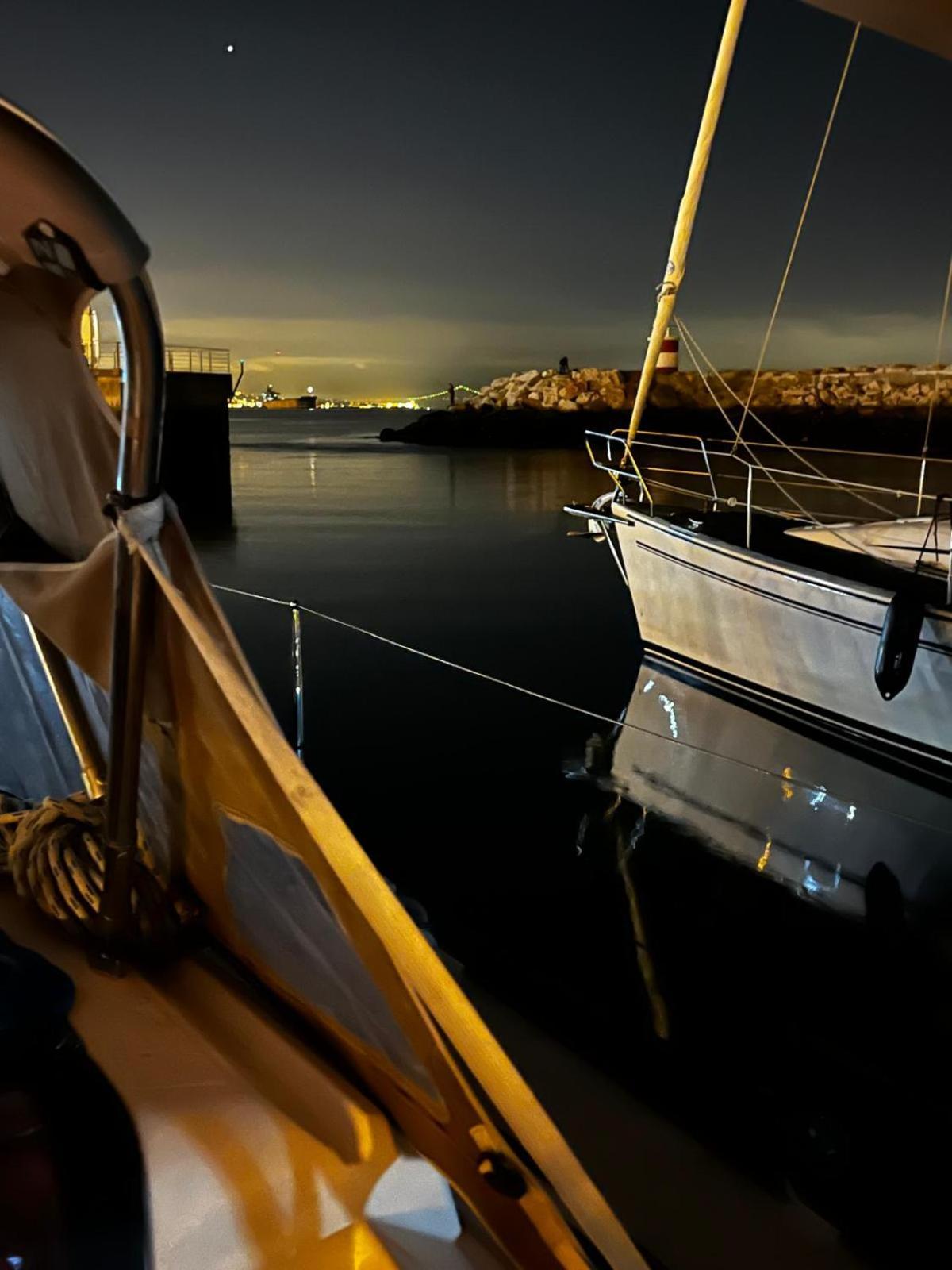فندق Sleep Aboard A Modern Sailboat In أويراس المظهر الخارجي الصورة